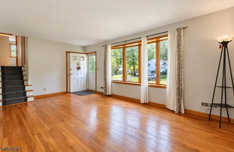 24 Countryside Dr, Livingston, NJ 07039 - #3