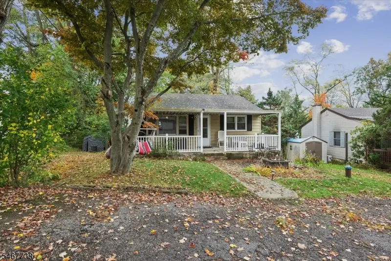 8 Center St, Hopatcong, NJ 07843 - #3