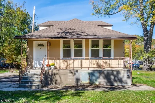 18 Riverside Dr, Oakland Boro, NJ 07436