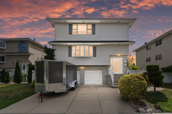 17 ACORN DR, Secaucus, NJ 07094