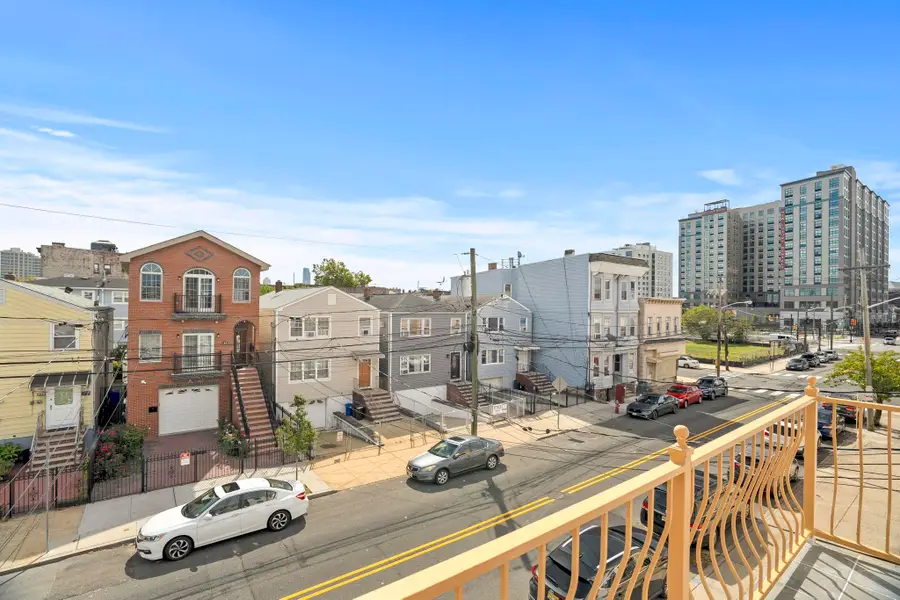 83 OAKLAND AVE, Jersey City, NJ 07306 - Image #3