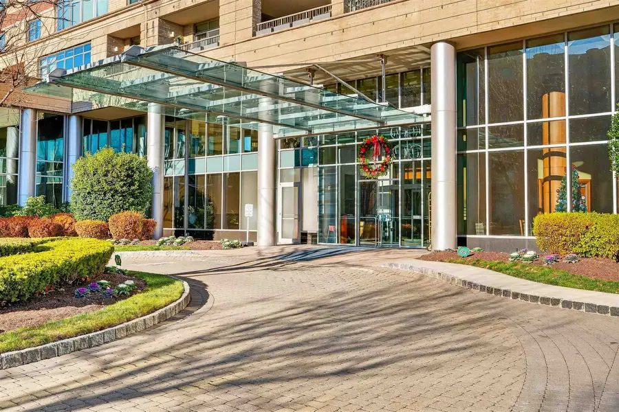 8100 RIVER RD #801, North Bergen, NJ 07047 - Image #3