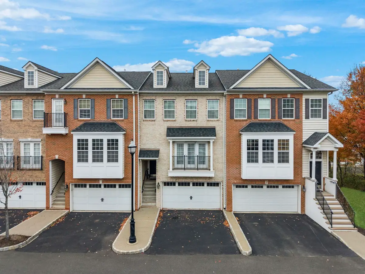 6 CREEKSIDE CT, Secaucus, NJ 07094 - Image #1