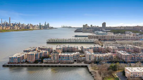 402 CHASE CT #402, Edgewater, NJ 07020