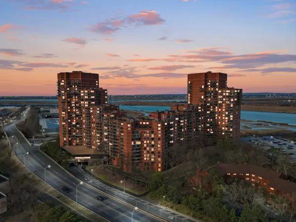 427 HARMON COVE TOWER #427, Secaucus, NJ 07094