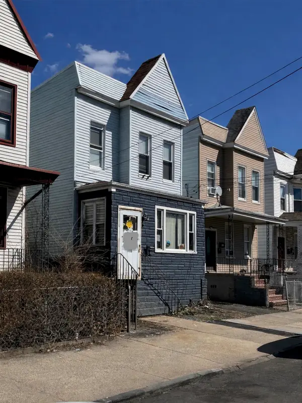 138 BAYVIEW AVE, JC, Greenville, NJ 07305