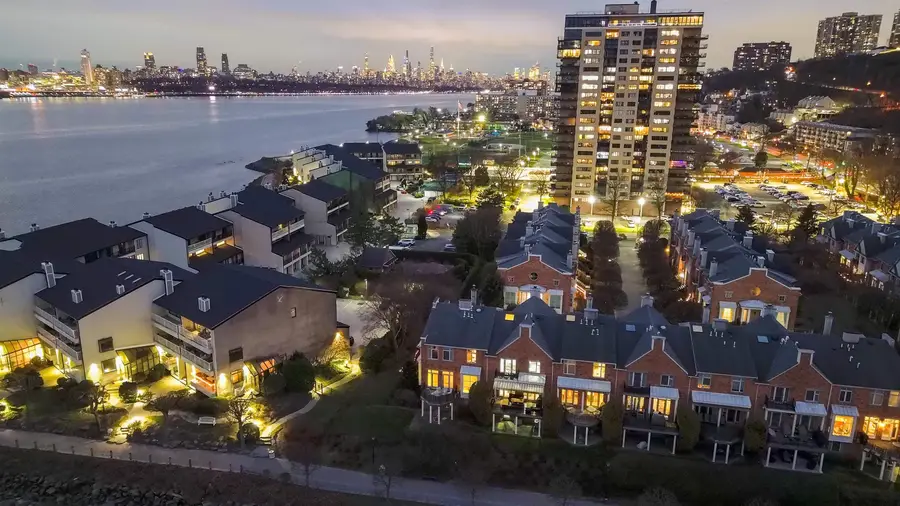 119 HUDSON COVE, Edgewater, NJ 07020 - #2