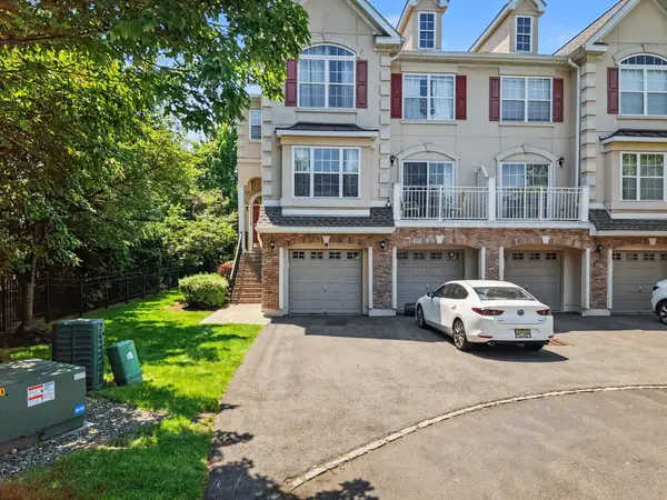 180 BLUE HERON DR #180, Secaucus, NJ 07094