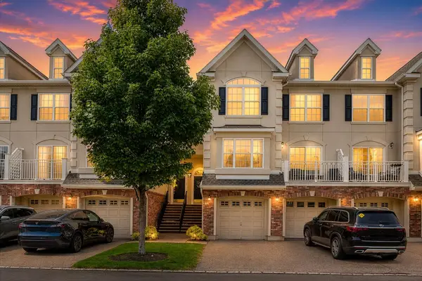 196 BLUE HERON DR #196, Secaucus, NJ 07094