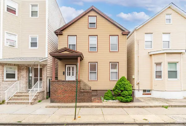 8 LINCOLN AVE, Kearny, NJ 07032-1114