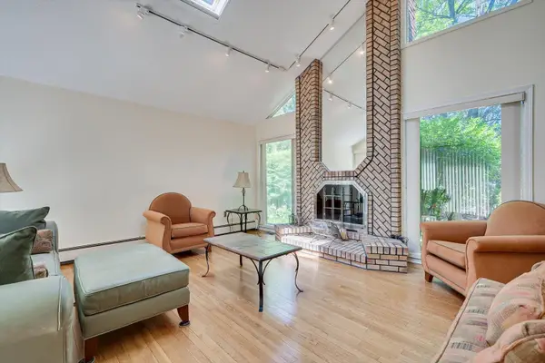 8 PARKSIDE DR, NORTH BRUNSWICK, NJ 08902