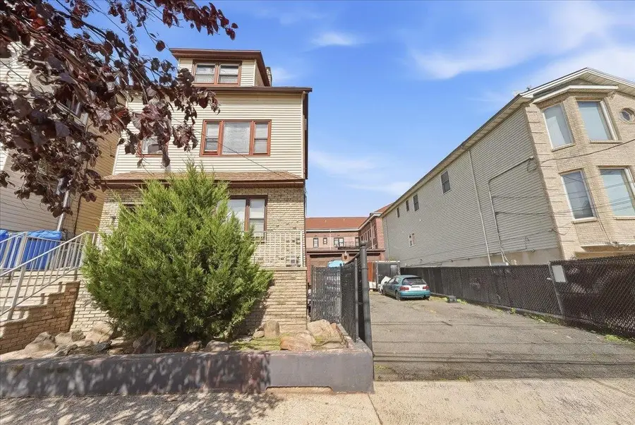 39 EAST 49TH ST, Bayonne, NJ 07002 - #2