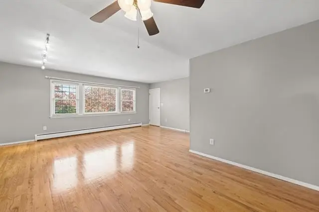 13 COUNTRY VILLAGE CT, Bayonne, NJ 07002 - #3
