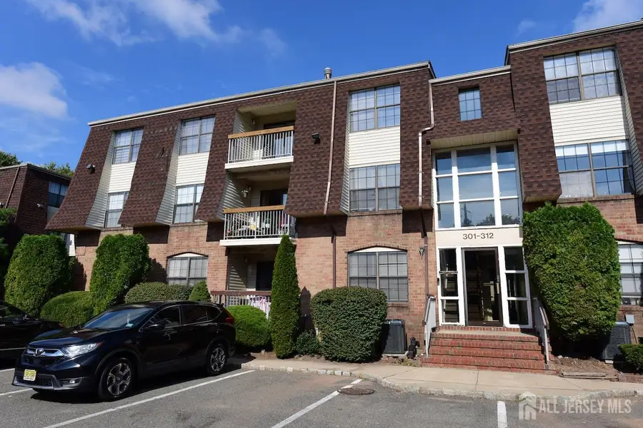 -309 Hidden Village Drive, Perth Amboy, NJ 08861 - Image #2