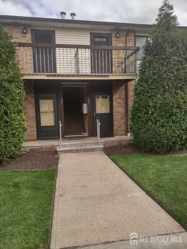 -645 Cricket Lane, Woodbridge Proper, NJ 07095