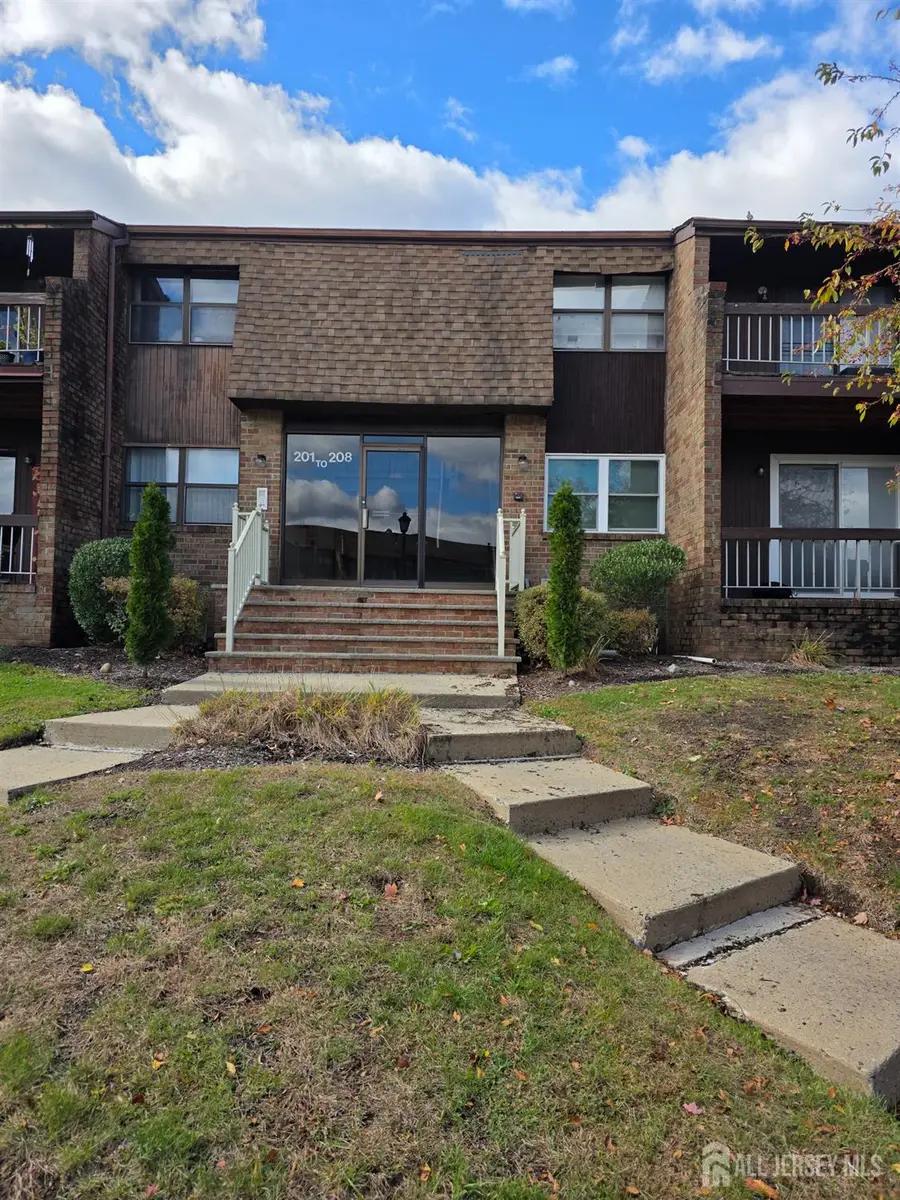 -206 Sharon Garden Court, Woodbridge Township, NJ 07095 - Image #2