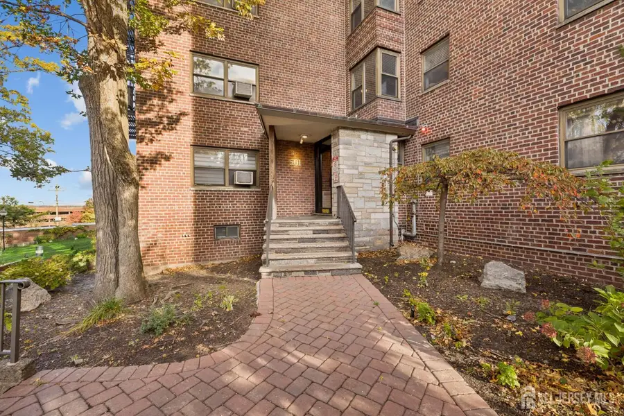 -501 Linwood Drive, Fort Lee, NJ 07024 - Image #2