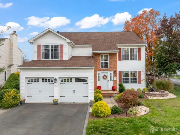 -5 Sutton Place, Helmetta, NJ 08828