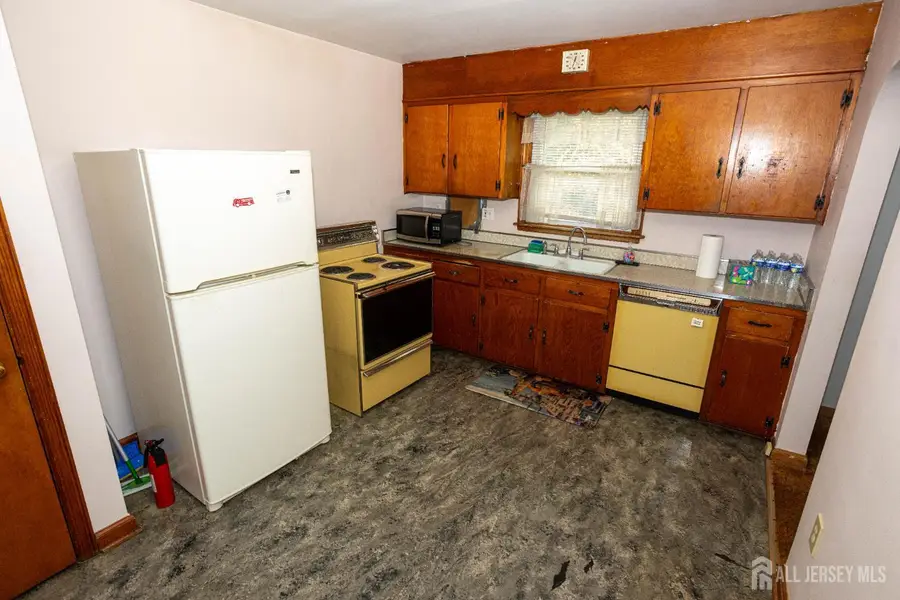 -13 Glencourt Avenue, Edison, NJ 08837 - Image #3