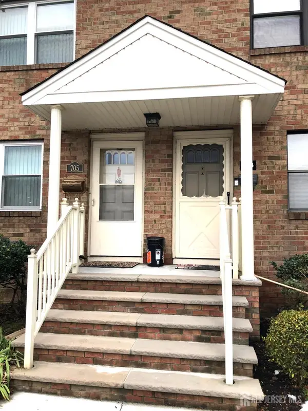 -705 Sharon Garden Court, Woodbridge Proper, NJ 07095