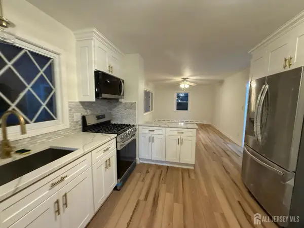 -126 N Lakeside Drive, Piscataway, NJ 08854