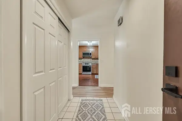 -127 Oakmont Court, Edison, NJ 08820