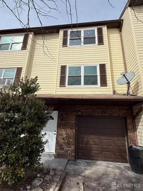 -25 N Essex Street, Carteret, NJ 07008