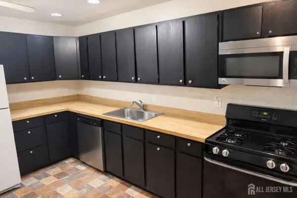 -1032 Cricket Lane, Woodbridge Proper, NJ 07095