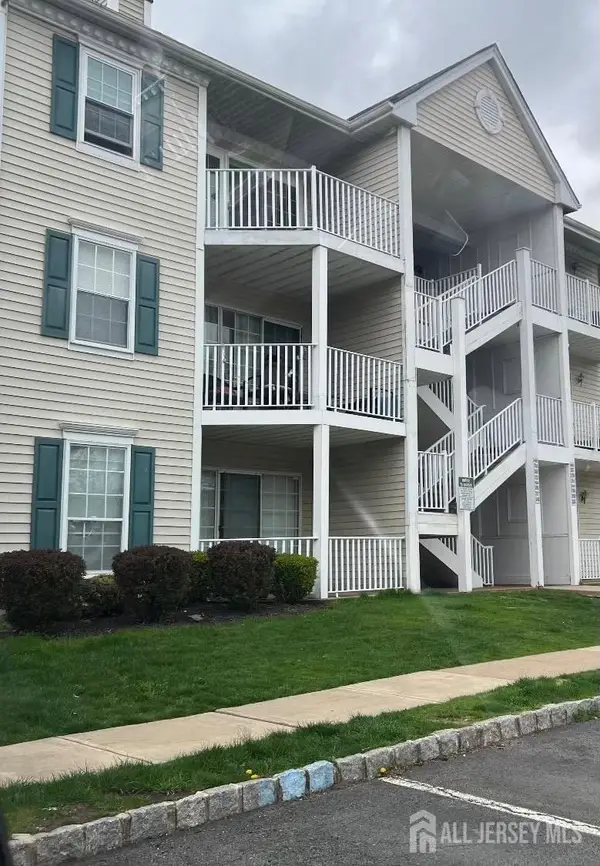 -102 Albury Way, North Brunswick, NJ 08902