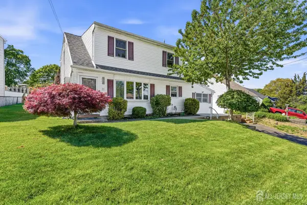 -31 Pinetree Drive, Sayreville, NJ 08859