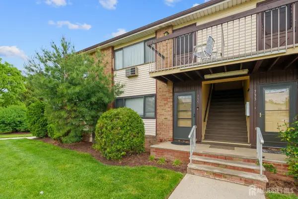 -735 Cricket Lane, Woodbridge Proper, NJ 07095