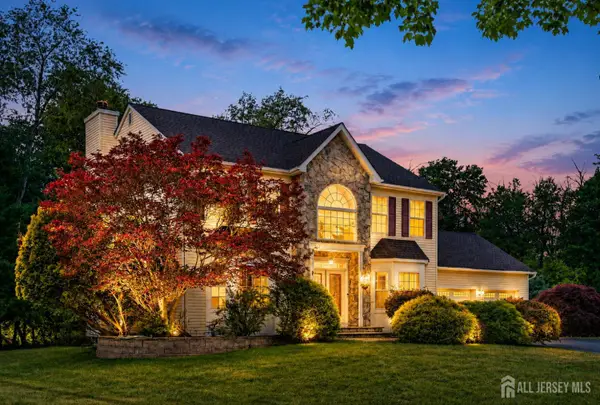 -10 Whispering Pines Way, Piscataway, NJ 08854