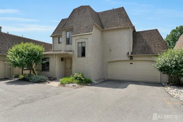 -12 Carriage Place, Edison, NJ 08820