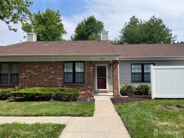 -142 Wycoff Way W, East Brunswick, NJ 08816