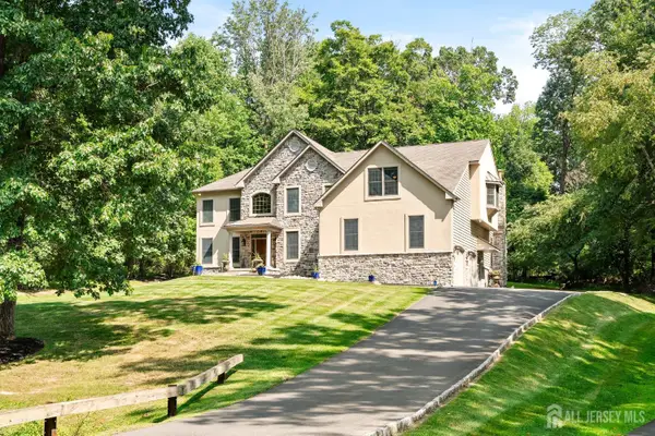 -12 Mountain View Court, Ewing, NJ 08628