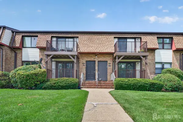 -809 N Oaks Boulevard, North Brunswick, NJ 08902