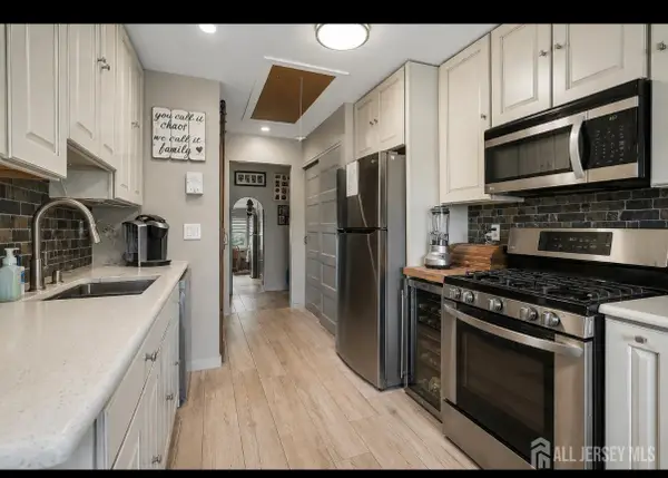 -307 Sharon Garden Court, Woodbridge Proper, NJ 07095