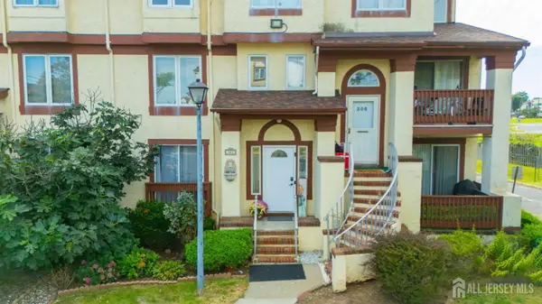 -305 Michaels Court, Woodbridge Proper, NJ 07095