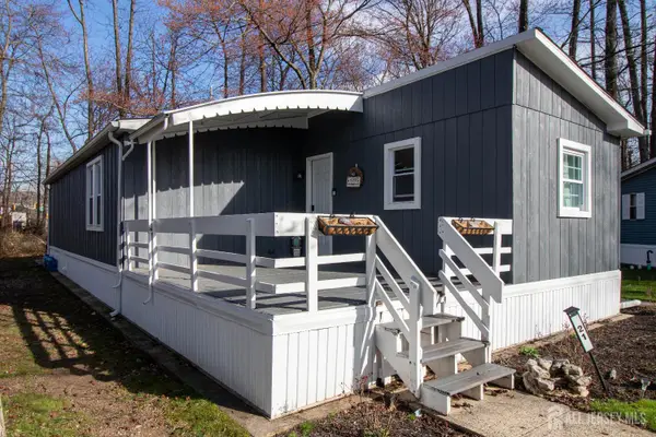 -21 Keats Road, North Brunswick, NJ 08902