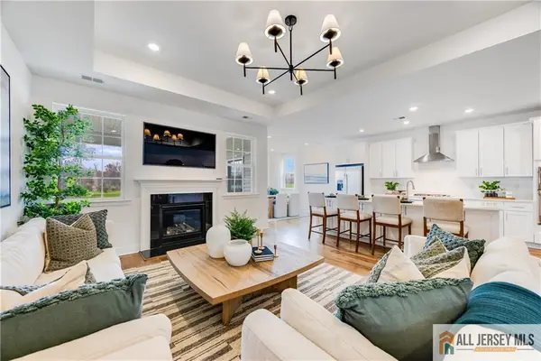-8 Galerie Court, Monroe, NJ 08831