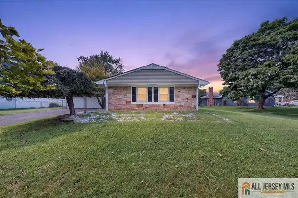 -32 Lebed Drive, Franklin, NJ 08873
