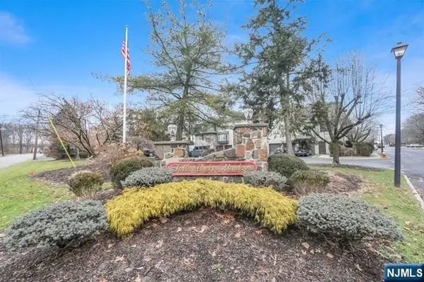 10 Fallsbridge Drive, Totowa, NJ 07512