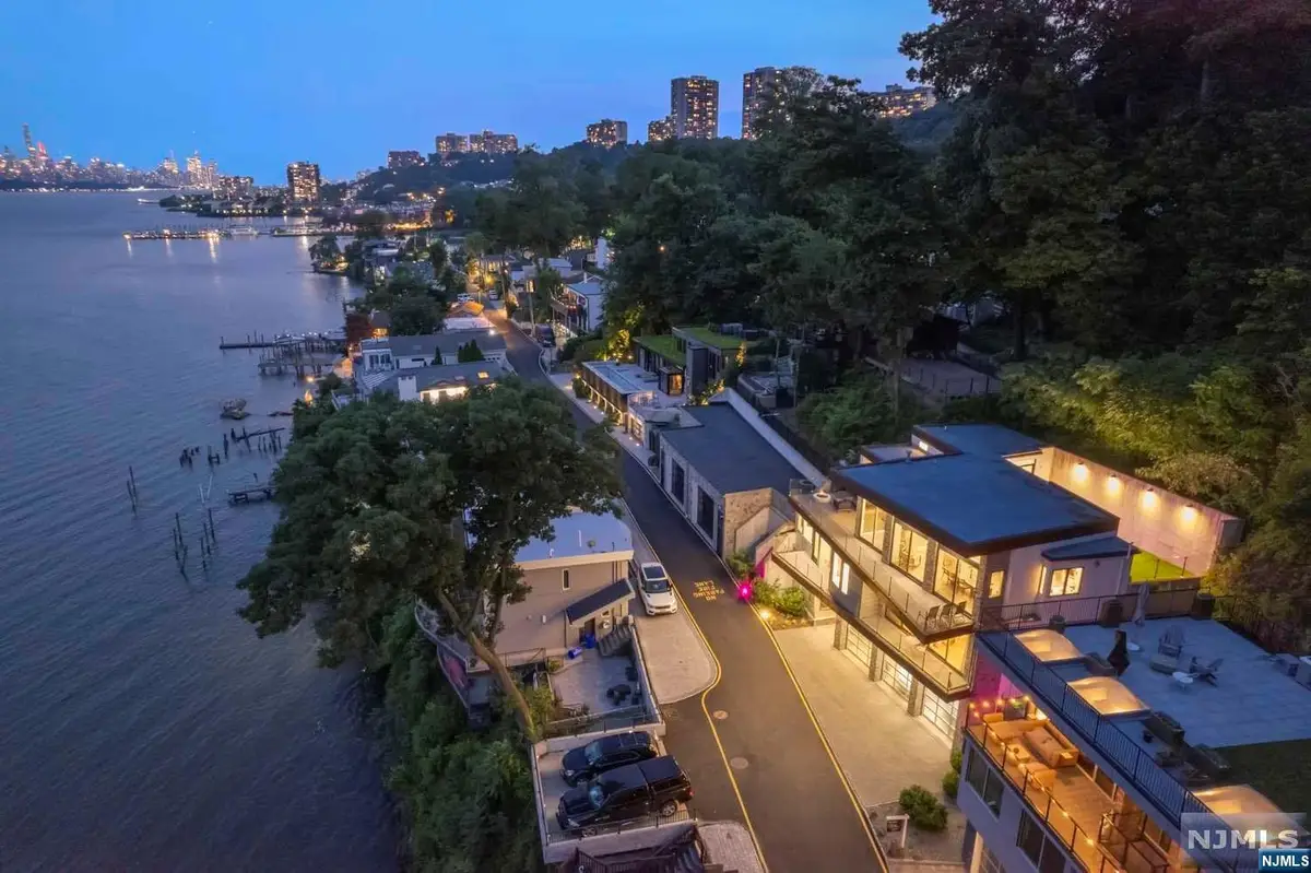 32 Shore Road, Edgewater, NJ 07020 - Image #1