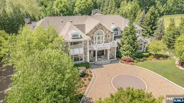 11 Rickland Drive, Caldwell, NJ 07006