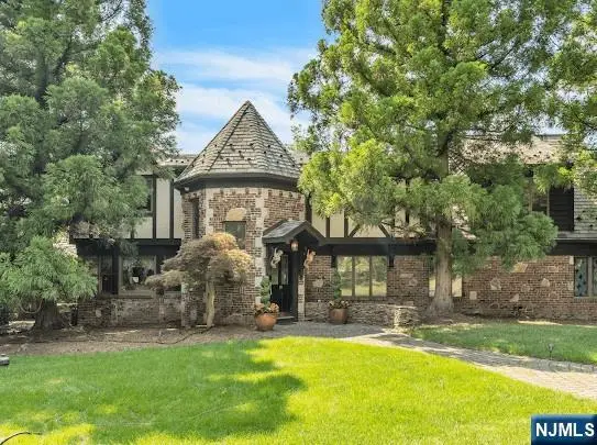 325 Fern Dell Street, Upper Saddle River, NJ 07458