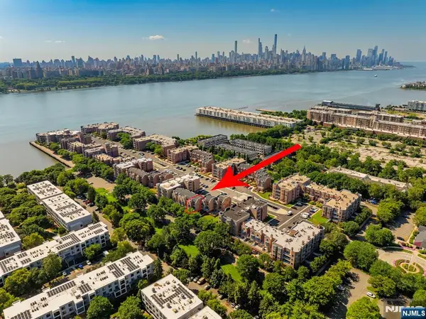 312 Franklin Court, Edgewater, NJ 07020