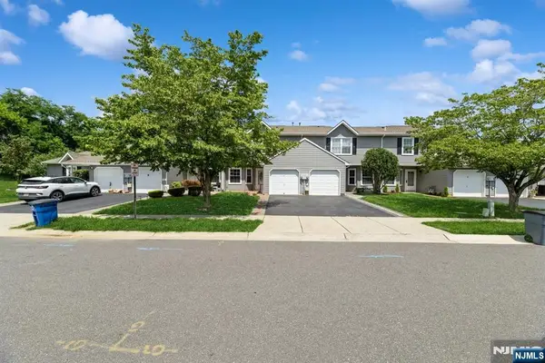 7 Sloop Square, Howell, NJ 07728