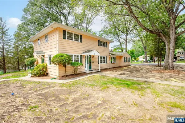 11 Loyola Place, Oakland, NJ 07436