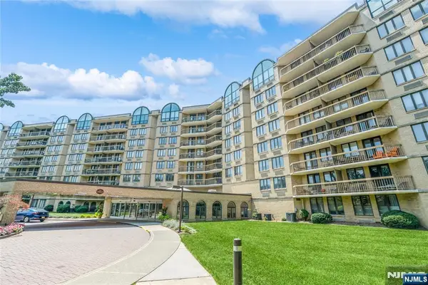 10 Smith Manor Boulevard 121, West Orange, NJ 07052