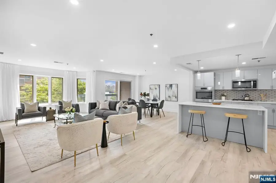 302 Smith Court, Edgewater, NJ 07020 - Image #3